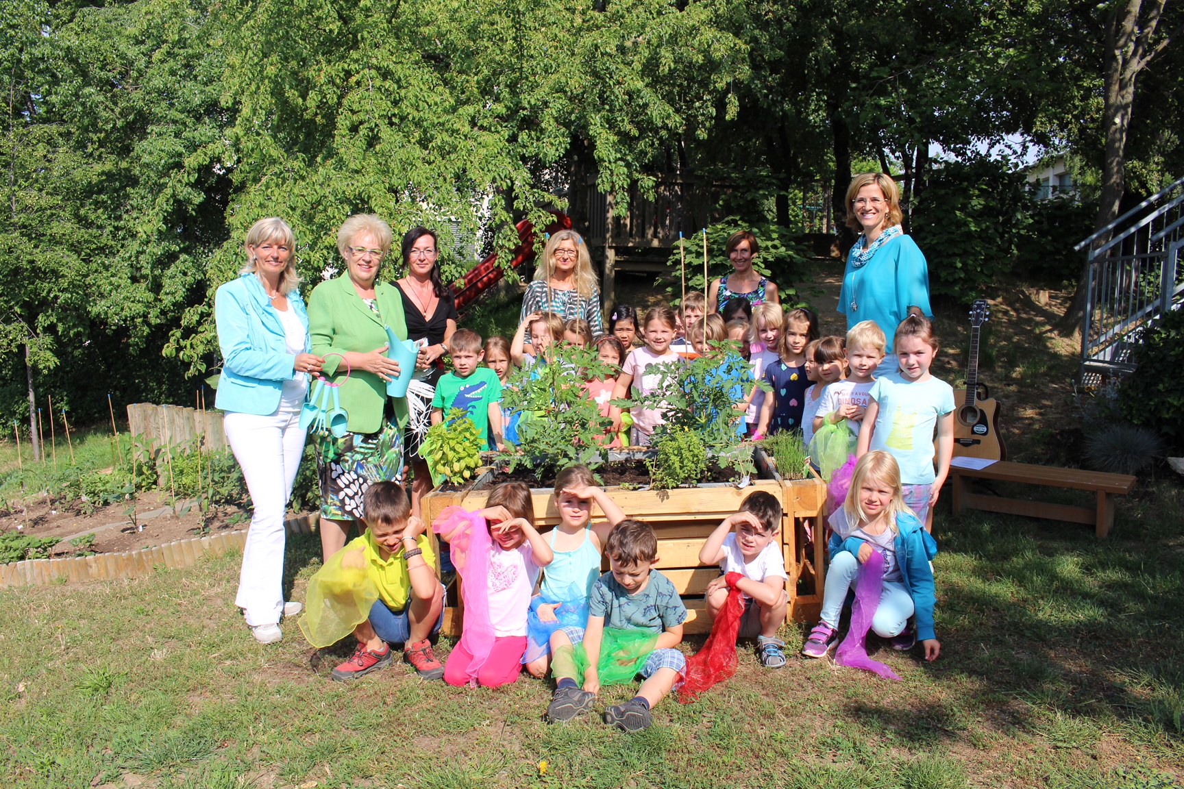 LRinDunst, Bgm.in Elisabeth Böhm mit Pädagoginnen und Kindern des Kindergartens "Am Tabor" |  Credit: Büro LRin Dunst