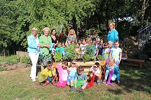 LRinDunst, Bgm.in Elisabeth Böhm mit Pädagoginnen und Kindern des Kindergartens "Am Tabor" |  Credit: Büro LRin Dunst